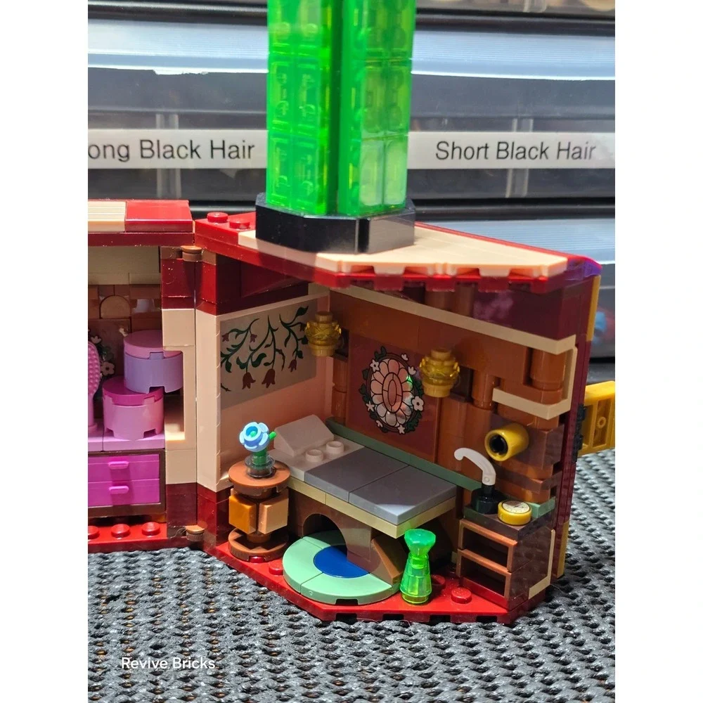 LEGO Wicked: Glinda & Elphaba's Dormitory (75683) 100% Complete With Minifigures